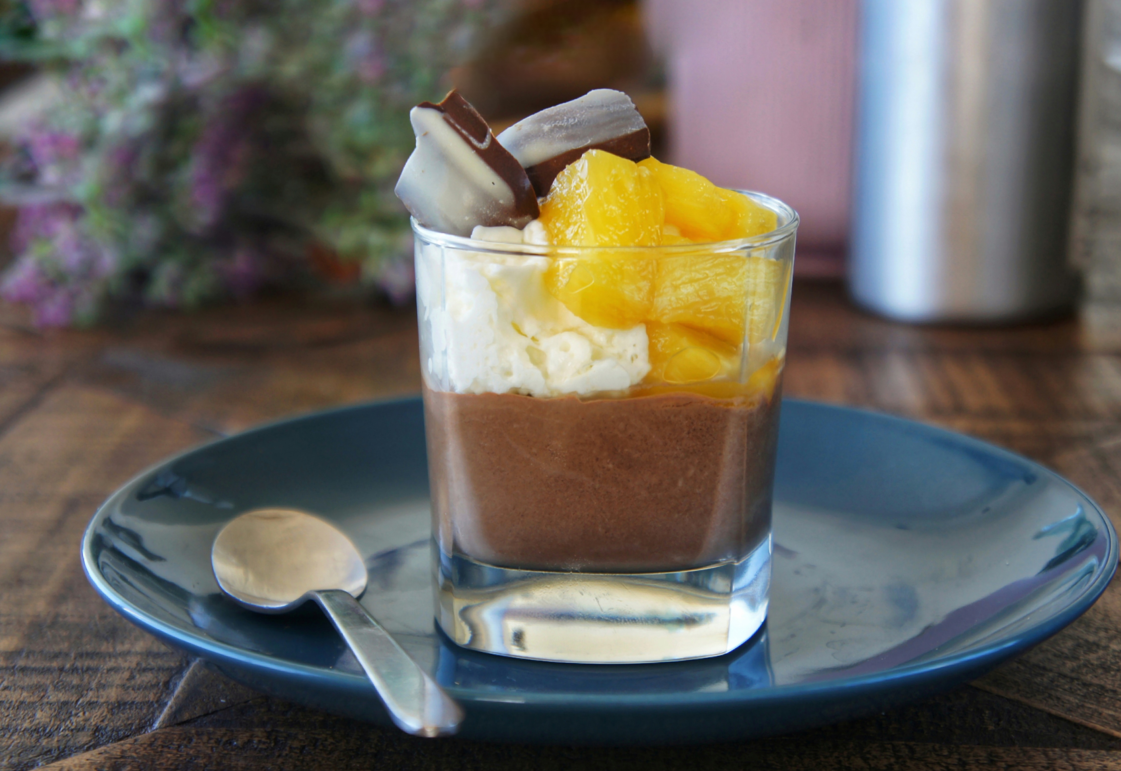 Pannacotta de Chocolate con Piña Asada y Espuma de Coco